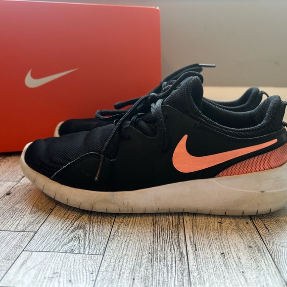 Nike Star Runner 4 Youth Black with Pink Stripe - Picture 1 of 8